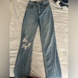 Abercrombie 90’s straight jeans with a hole on the knee 23Long